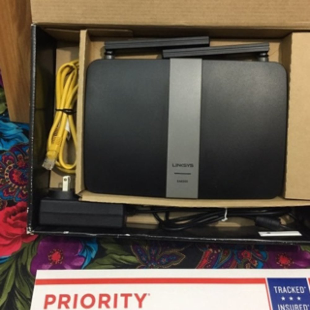 LINKSYS AC1200+ WIFI INTERNET ROUTER INCLUDES CABLES - Picture 8 of 8